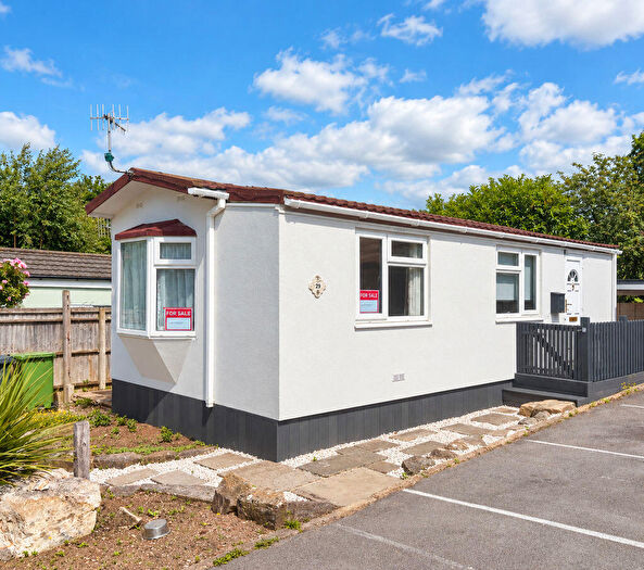1 Bedroom Park Home For Sale In Beautifully Renovated One-Bedroom Park Home | Dagley Farm Park, Near Guildford, GU4