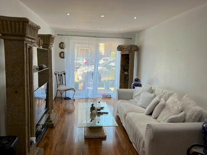 2 Bedroom Flat To Rent In Truesdales, Ickenham, Uxbridge, UB10