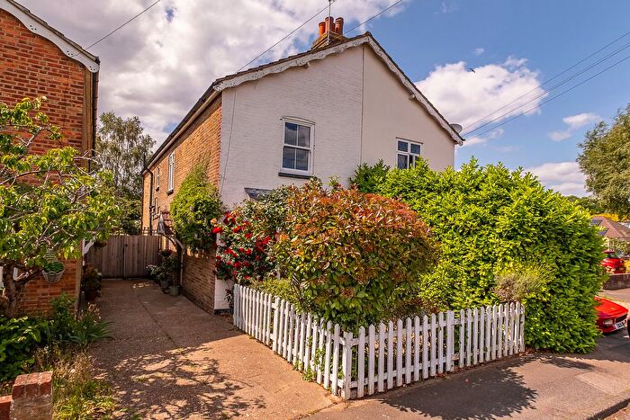 3 Bedroom Semi-Detached House For Sale In Watersplash Road, Shepperton, TW17