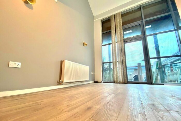 2 Bedroom Maisonette To Rent In Windmill Road, Slough SL1