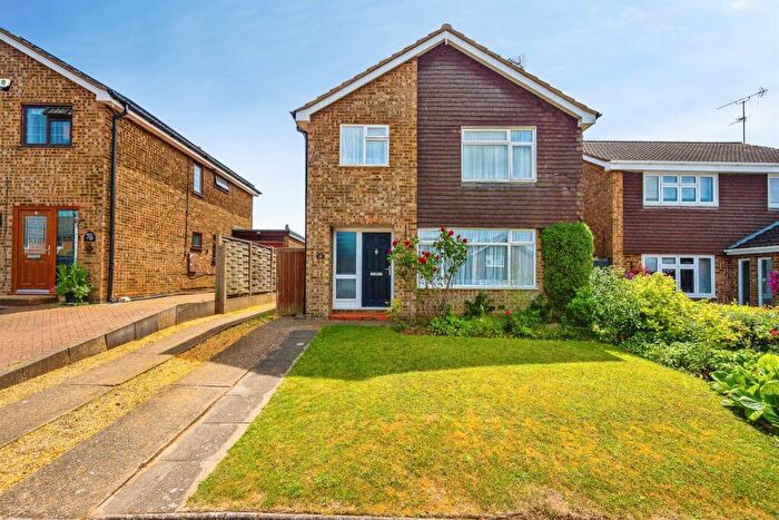 4 Bedroom Detached House For Sale In Turnpike Drive, Luton, LU3