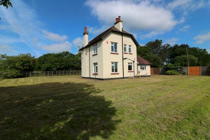 3 Bedroom Detached House To Rent In Herongate, CM13