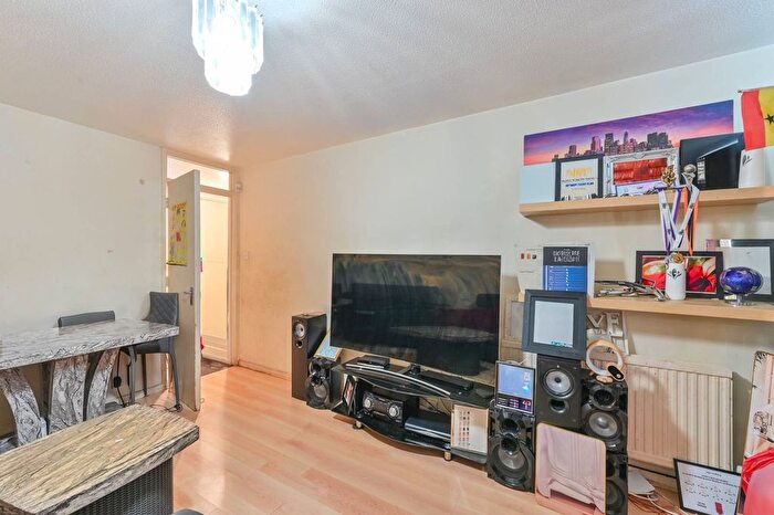 2 Bedroom Maisonette For Sale In Huguenot Square, Peckham Rye, London, SE15