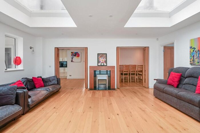 4 Bedroom Detached House For Sale In Carlton Green, Redhill, RH1