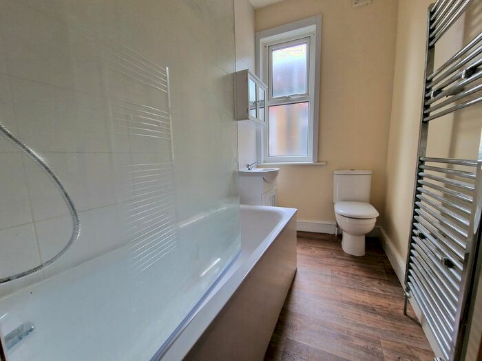 3 Bedroom Flat To Rent In Green Lanes, London, N13