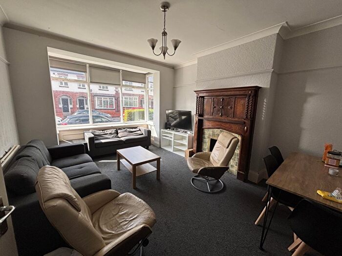 5 Bedroom Semi Detached House To Rent In Estcourt Avenue, Leeds, LS6