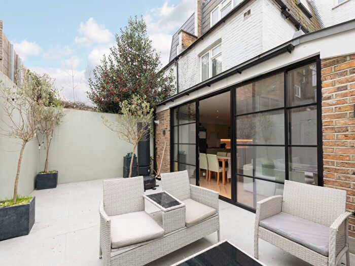 2 Bedroom Flat For Sale In Fulham Palace Road, London, SW6