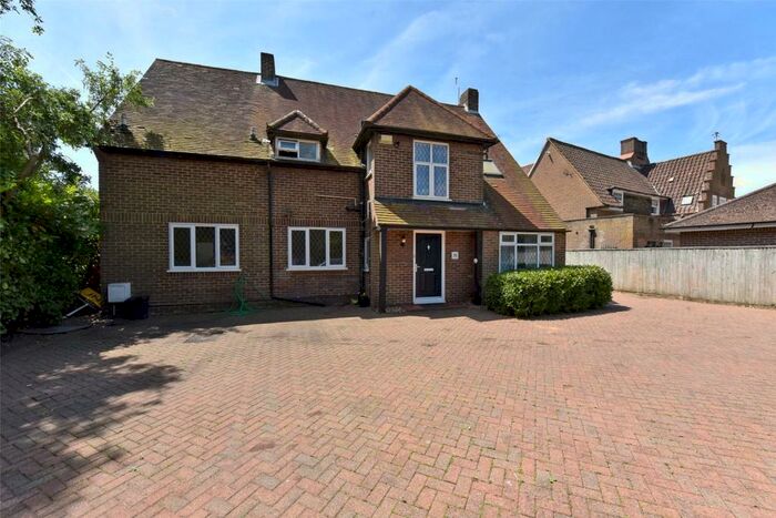 4 Bedroom Detached House To Rent In Marlow Road, High Wycombe, Buckinghamshire, HP11