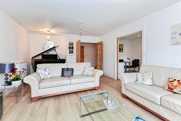 2 Bedroom Flat For Sale In Foxglove Drive, Maidenhead, Berkshire, SL6