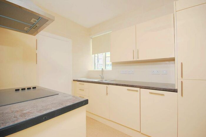 3 Bedroom Flat To Rent In Rosscourt Mansions, Buckingham Palace Road, Victoria, London, SW1W