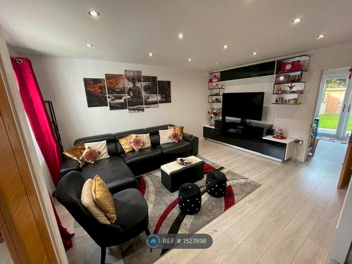 3 Bedroom Semi-Detached House To Rent In Chelmsford Close, Sutton, SM2