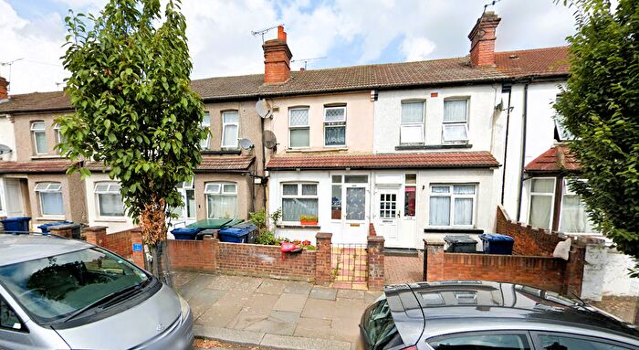 3 Bedroom Terraced House For Sale In Clarence Street, Southall, Middlesex, UB2