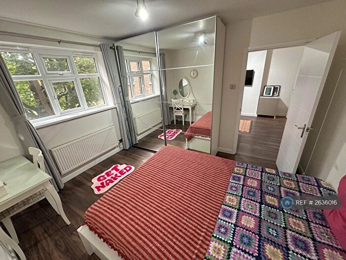1 Bedroom Flat To Rent In Harling Court, London, SW11
