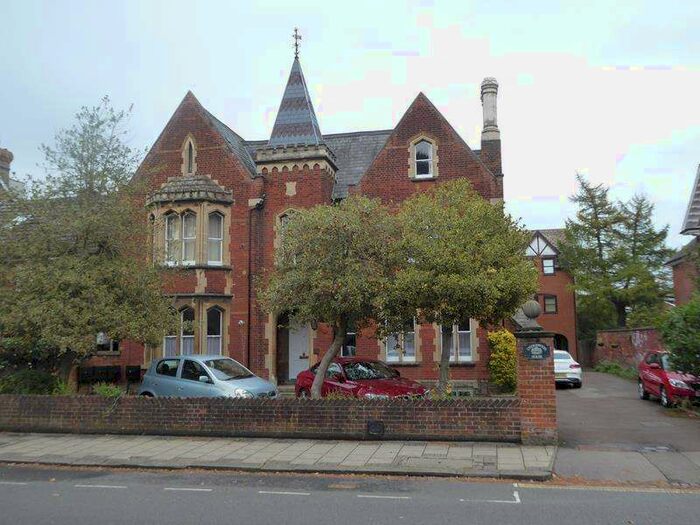 2 Bedroom Apartment To Rent In Flat, Underwood House, MK40