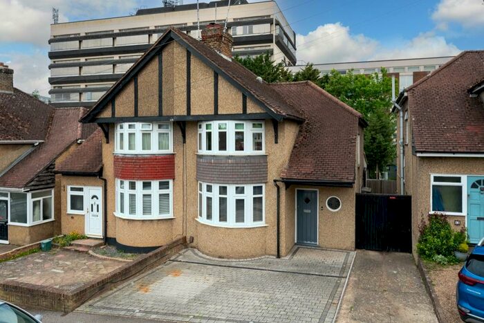 3 Bedroom Semi-Detached House To Rent In Cedar Walk, Corner Hall, Hemel Hempstead, Hertfordshire, HP3