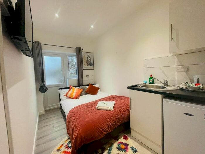 Studio To Rent In Greenford Avenue, London, W7