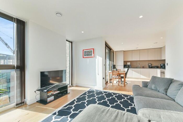 2 Bedroom Apartment To Rent In Caithness Walk, Croydon, London, CR0