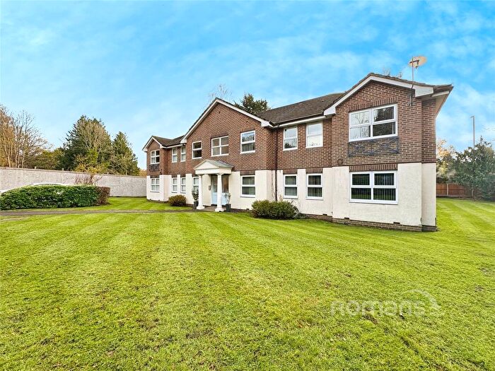 1 Bedroom Flat For Sale In Pear Tree Court, The Maultway North, Camberley, GU15