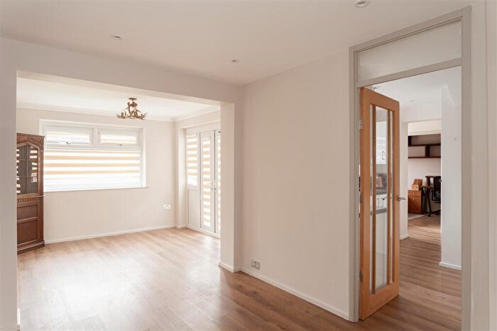 4 Bedroom House To Rent In Woodfield Close, Redhill, RH1