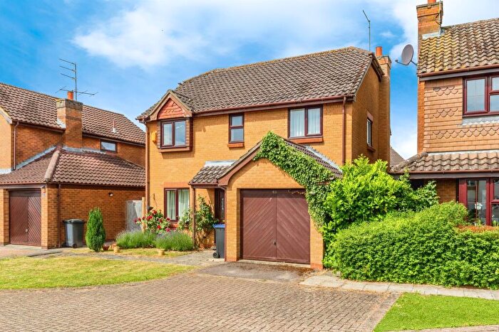 4 Bedroom Detached House For Sale In The Warren, Hardingstone, Northampton, NN4