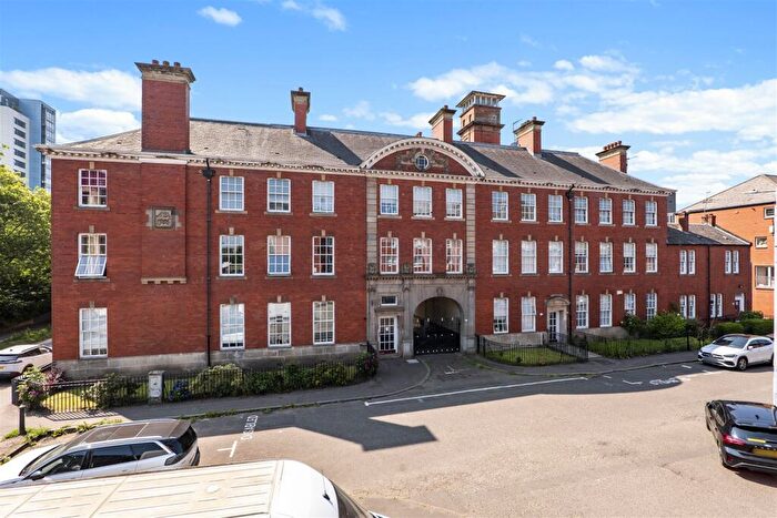 2 Bedroom Flat For Sale In / Sandy Road, Partick, G11