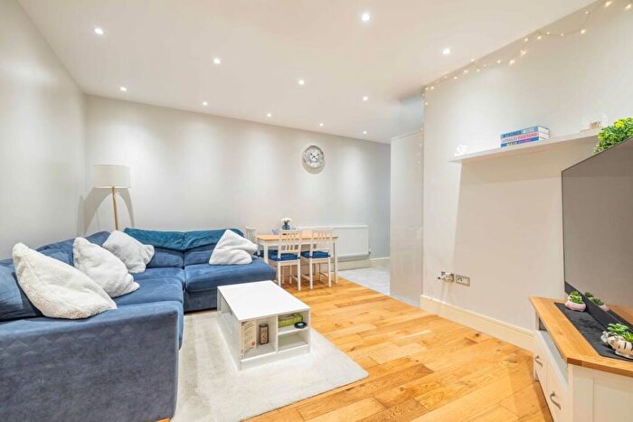 2 Bedroom Apartment For Sale In Clewer Hill Road, Windsor, SL4