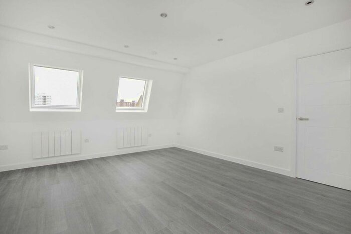 2 Bedroom Flat To Rent In Berrymead Gardens, London, W3
