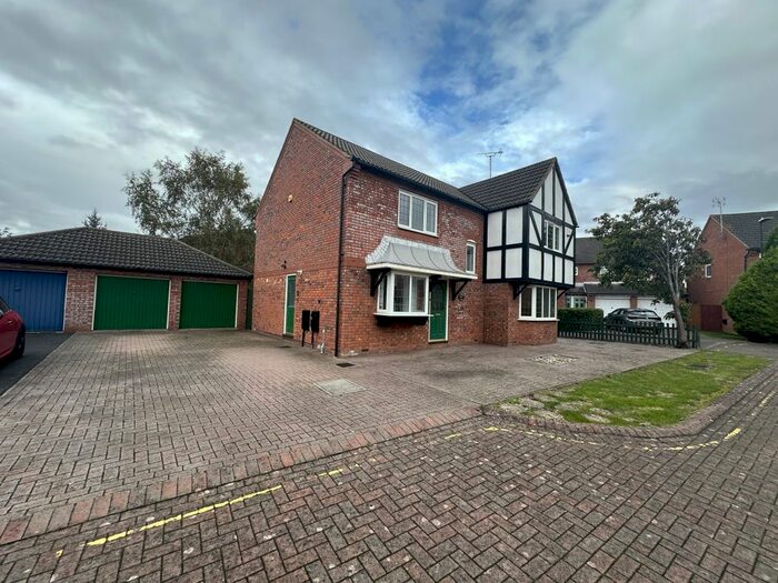 4 Bedroom Detached House To Rent In Cadbury Close, Hucclecote, Gloucester, GL3