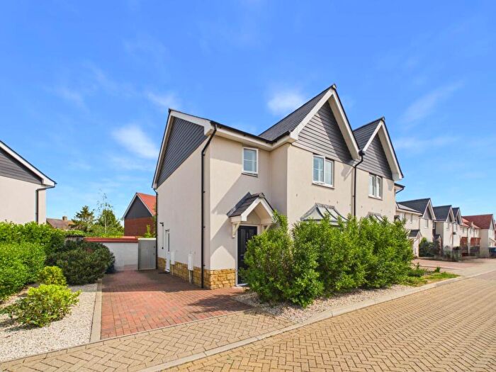 3 Bedroom Semi Detached House For Sale In Barn Owl Lane, Haddenham, HP17