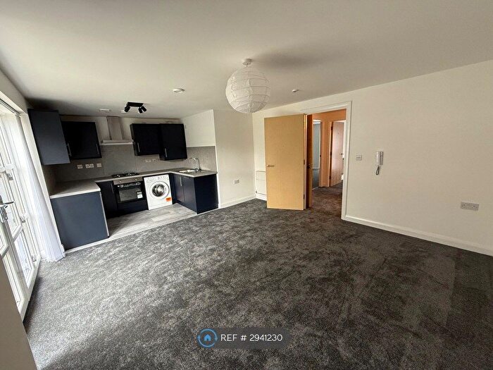 2 Bedroom Flat To Rent In Devonshire Point, Manchester, M30