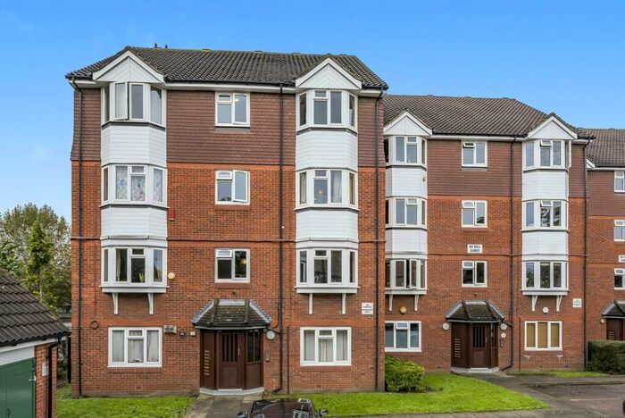 2 Bedroom Flat To Rent In Weald Close, London, SE16