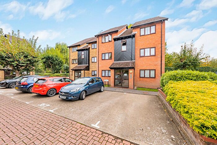 1 Bedroom Flat For Sale In Turnpike Lane, Uxbridge, Middlesex, UB10