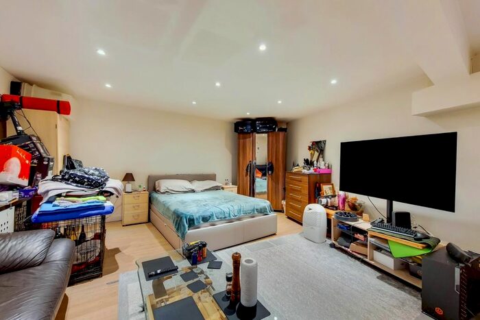 Studio To Rent In Campdale Road, London N7