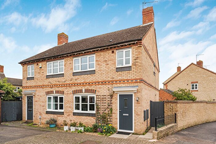 3 Bedroom Semi Detached House For Sale In Siskin Road, Bicester, OX26