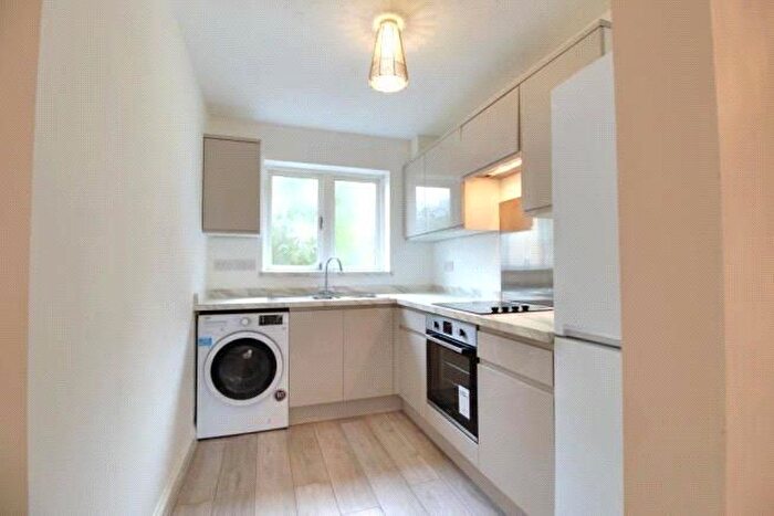 2 Bedroom Flat To Rent In Shepherds Lane, Bracknell, RG42