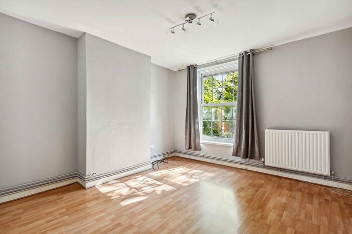 2 Bedroom Flat To Rent In Union Grove, London, SW8