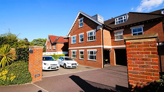 3 Bedroom Flat To Rent In Manor Road, Chigwell, IG7