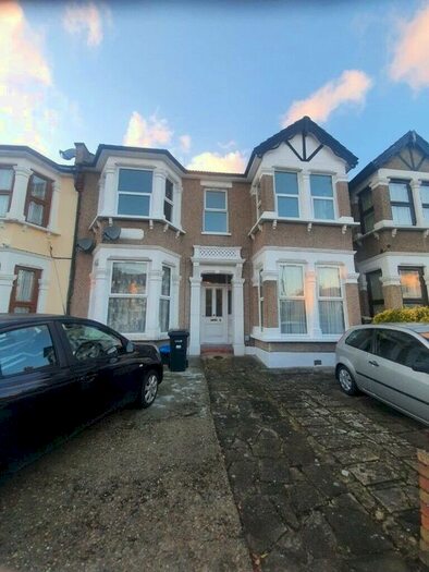 2 Bedroom Flat To Rent In De Vere Gardens, Ilford, Essex IG1