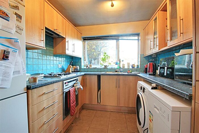 2 Bedroom Flat For Sale In Riverside Close, Kings Langley, WD4