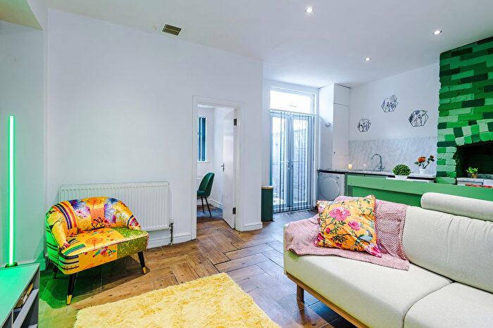 4 Bedroom End Of Terrace House To Rent In Carlton Avenue, M14