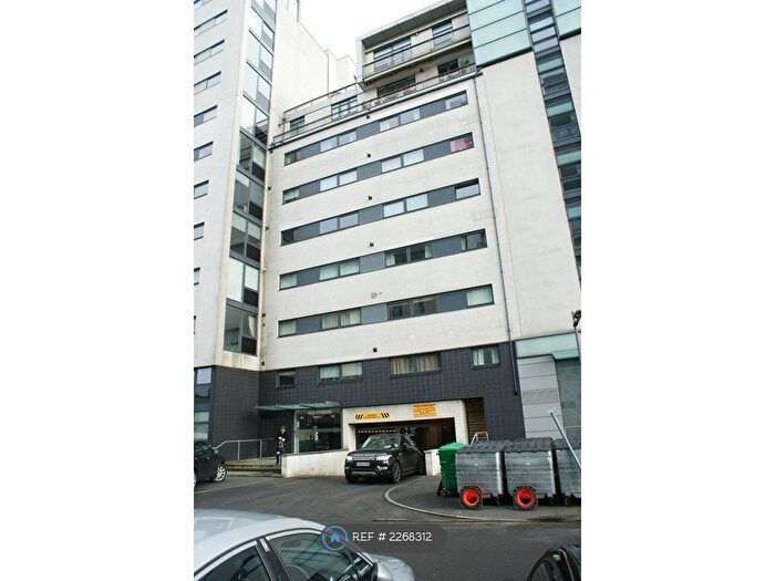 2 Bedroom Flat To Rent In Castlebank Place, Glasgow City, G11