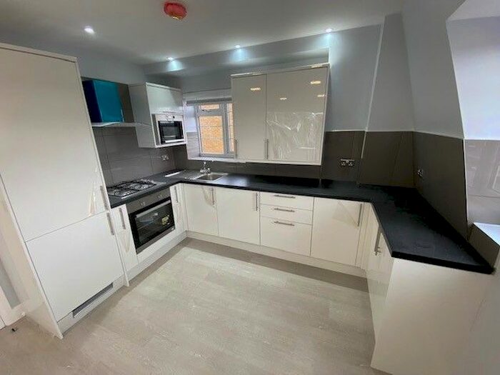 3 Bedroom Flat To Rent In Avington Court, Old Kent Road, Bermondsy, London, SE1