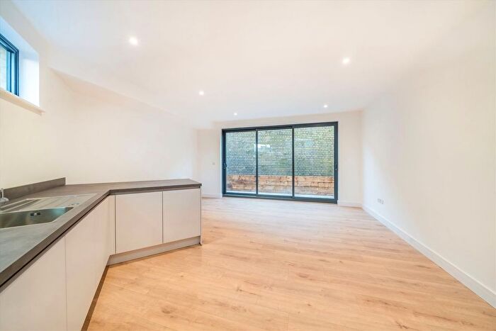 3 Bedroom Maisonette For Sale In Acacia Road, Streatham, SW16