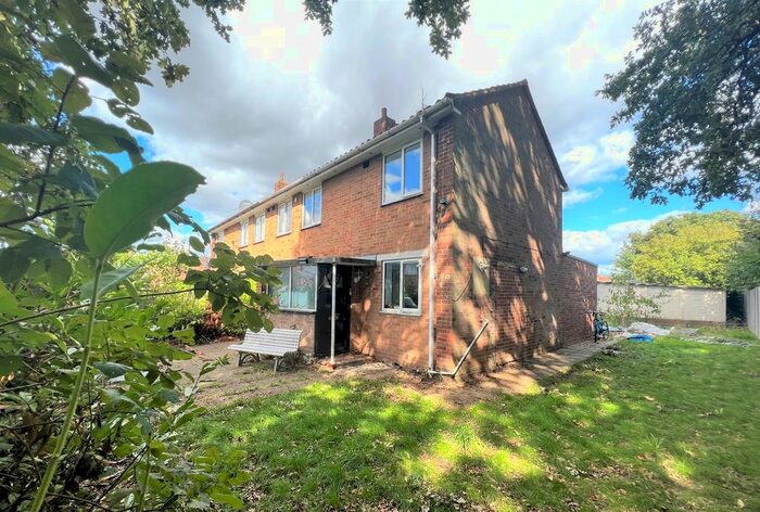 5 Bedroom Terraced House To Rent In Glebe Way, Hanworth, Feltham, TW13