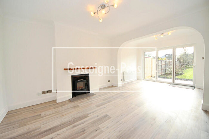 4 Bedroom House To Rent In Manor Close - Worcester Park, KT4