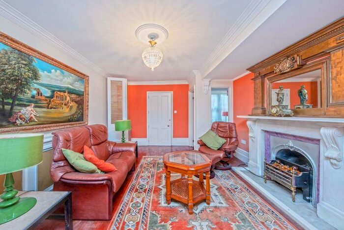 2 Bedroom Flat To Rent In Richmond Hill, Richmond, TW10