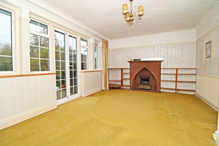 3 Bedroom Detached House For Sale In Hayes Way, Park Langley, Beckenham, BR3