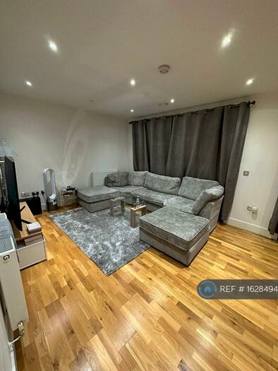 2 Bedroom Flat To Rent In Sycamore Place, Chigwell, IG7