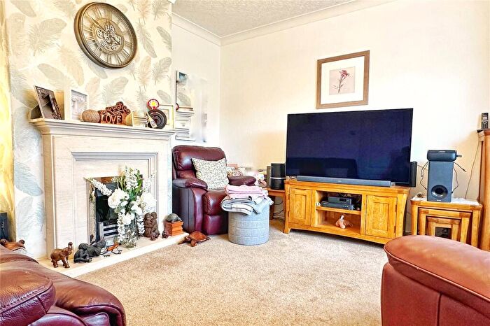 3 Bedroom End Of Terrace House For Sale In Long Lane, Chadderton, Oldham, Greater Manchester, OL9