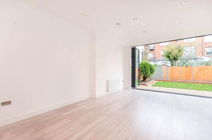 3 Bedroom Flat To Rent In Park Avenue, Willesden Green, London, NW2